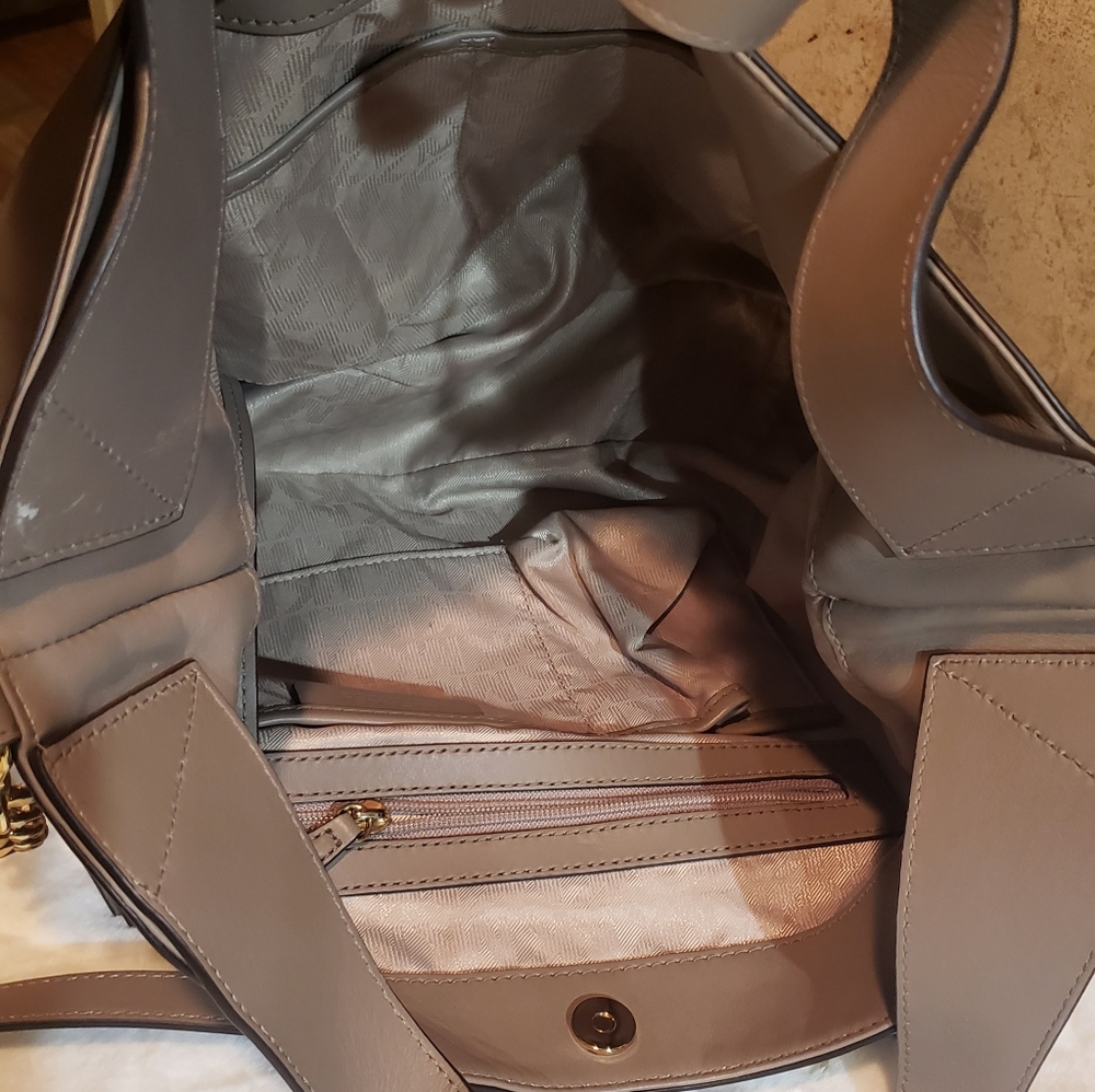 Handbags - Picture 8 of 8